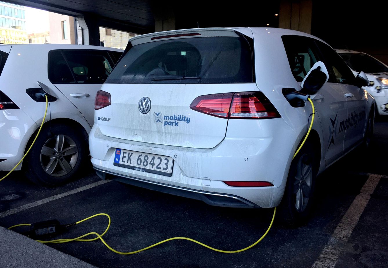 Vahículo eléctrico enchufado en Oslo. Noruega es el país que más coches eléctricos vende por habitante. Reuters