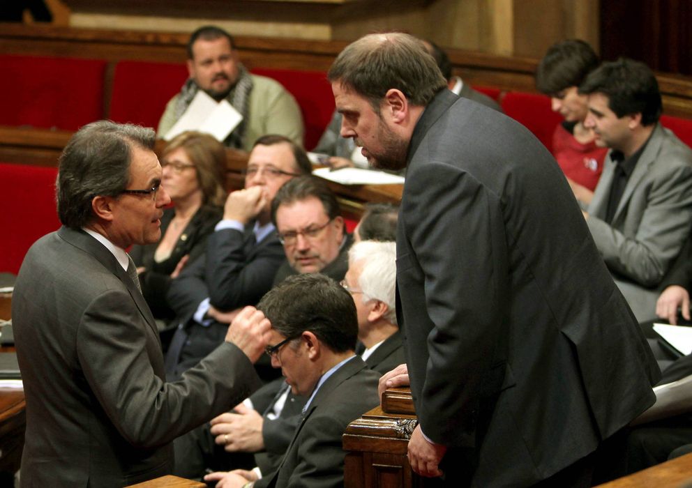 Foto: El líder de CiU, Artur Mas (i), junto al presidente de ERC, Oriol Junqueras (d), hablan en un pleno (EFE)