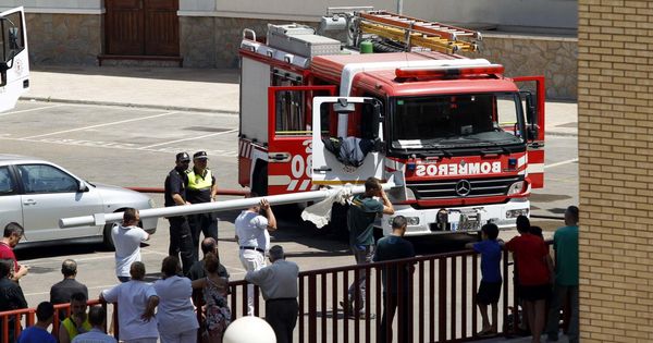 Foto: Los bomberos tuvieron que rescatar a la mujer que cayó del balcón (EFE/Ricardo García)