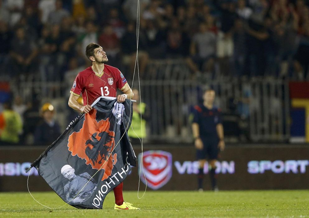 Foto: Mitrovic, en el momento de coger la bandera (Reuters)