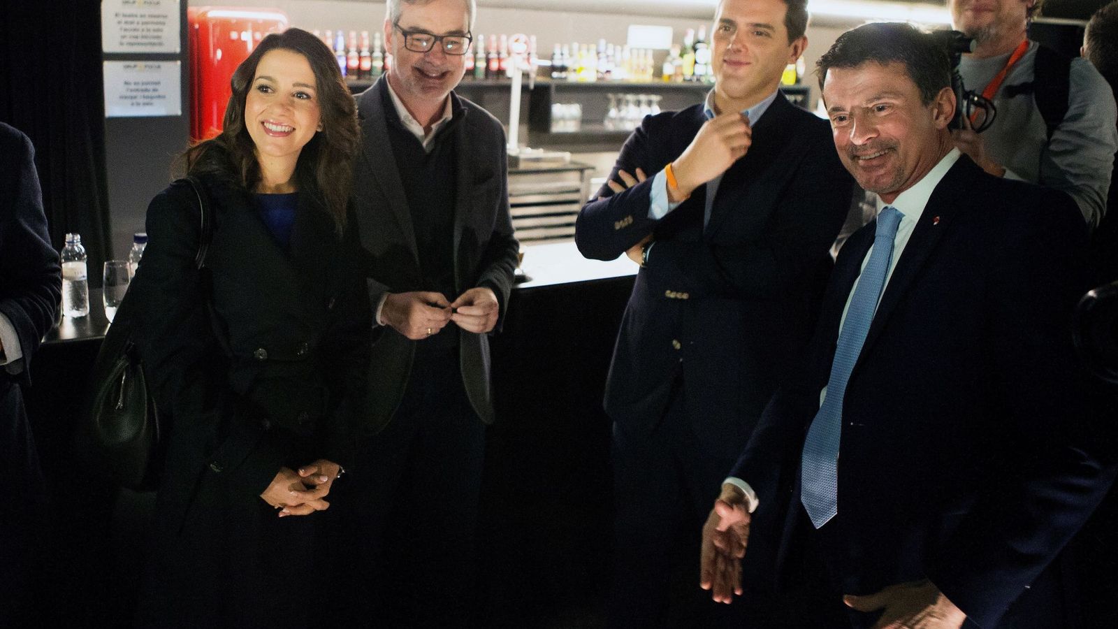 Foto: Manuel Valls junto a los miembros de Ciudadanos Inés Arrimadas, Albert Rivera y José Manuel Villegas. (EFE)