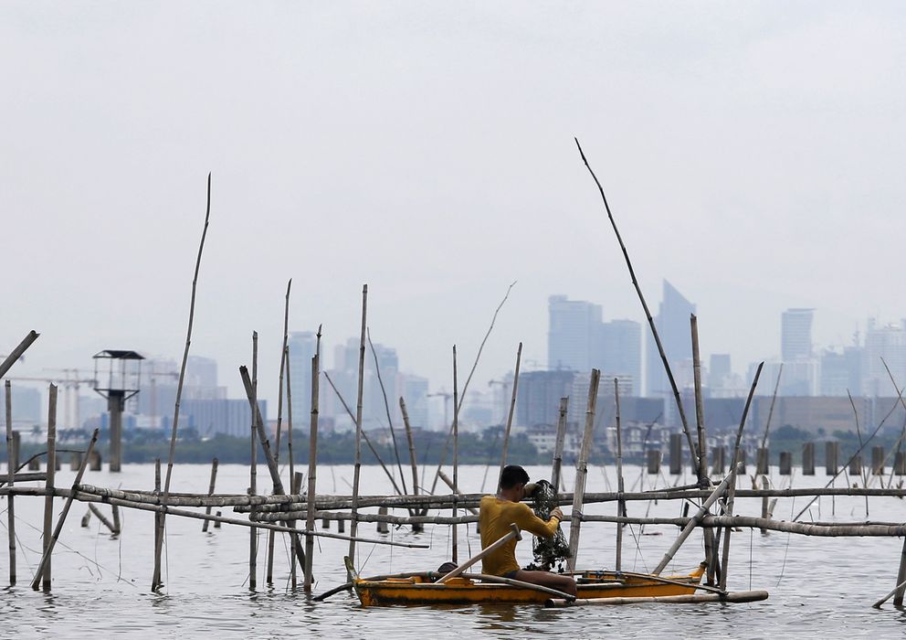 Foto: Un pescador trabaja en Bacoor, en la Bahía de Manila, al suroeste de la capital de Filipinas. (Reuters)