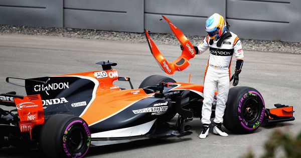 Foto: Fernando Alonso se baja del coche en Montreal. (AFP)