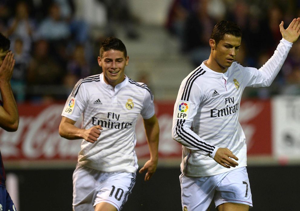 Foto: Cristiano Ronaldo, junto a James, tras marcar un gol en Ipurua (Reuters)