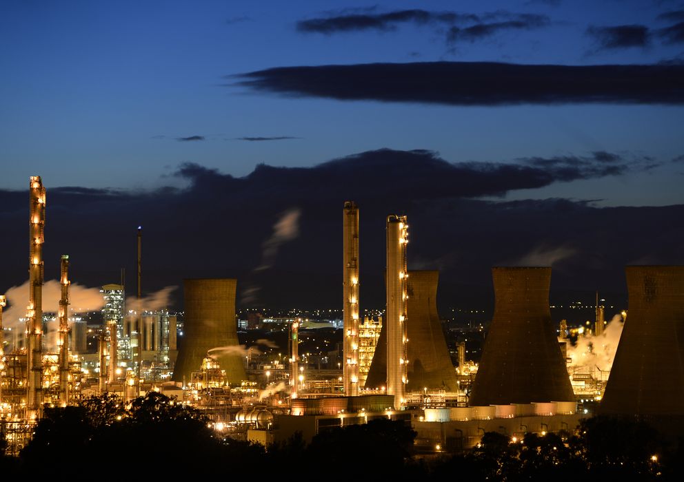 Foto: Vista general de la refinería de petróleo de Grangemouth, ubicada en el este de Escocia (Reuters)