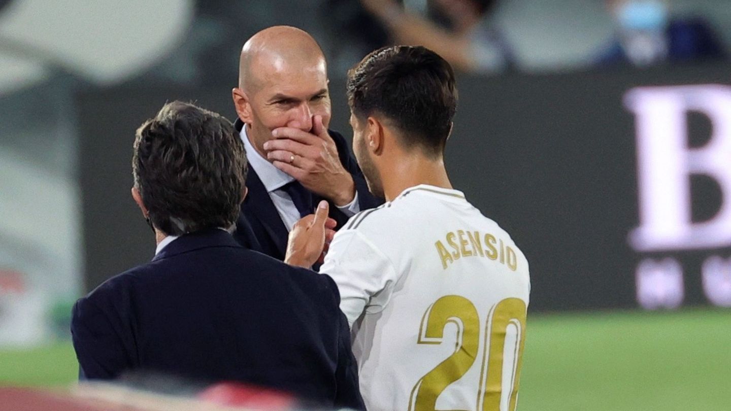 Zidane junto a Marco Asensio. (Efe)