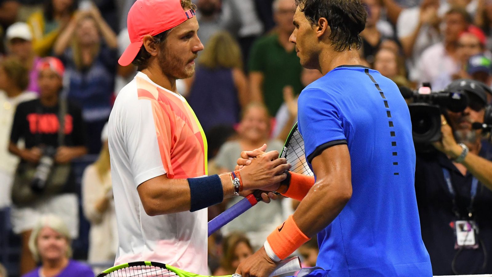 Foto: Lucas Pouille y Rafa Nadal se saludan al término de su partido de octavos del US Open. 
