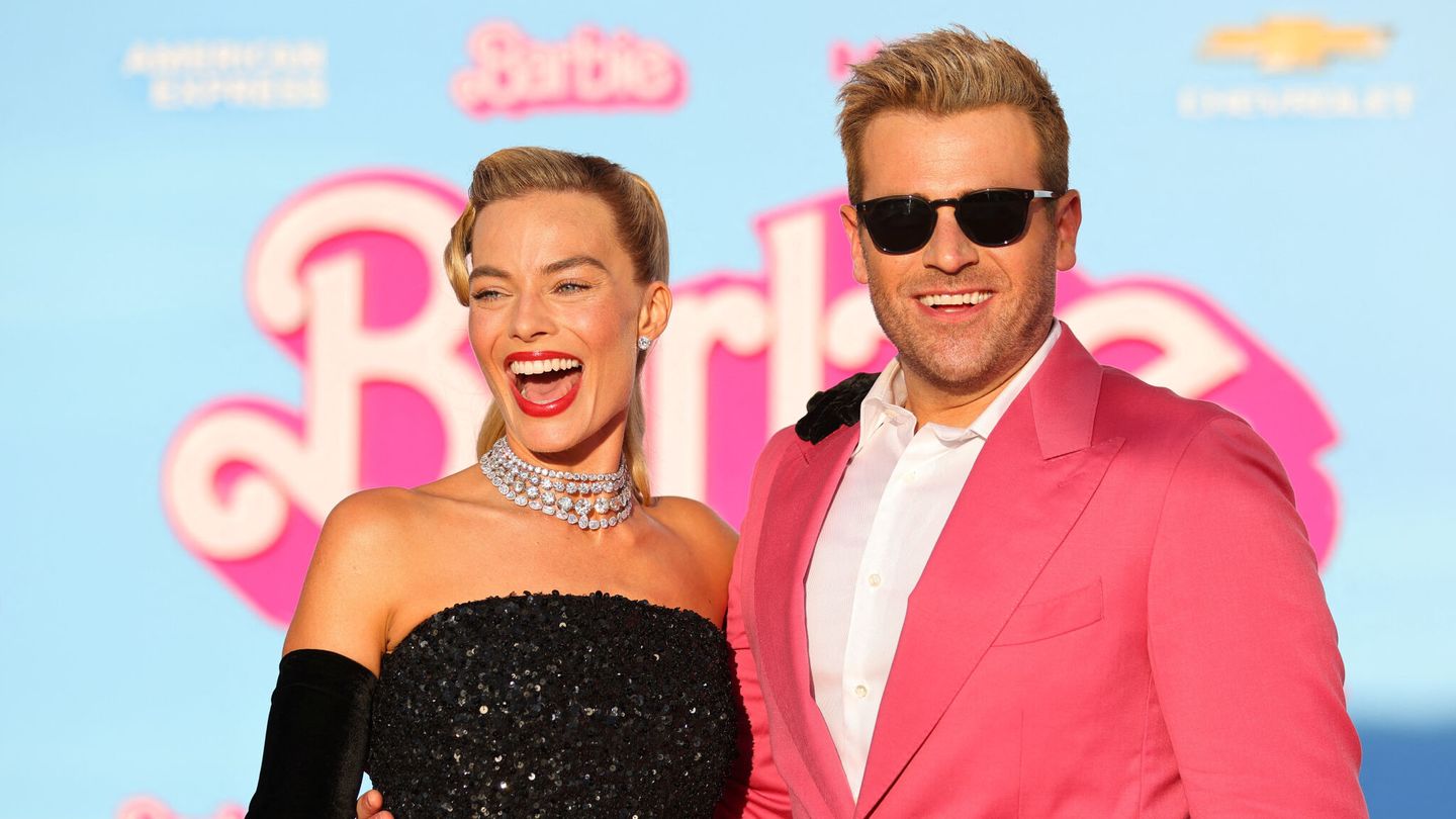 Margot Robbie y su marido desde 2016, el productor Tom Ackerley, en la première mundial de 'Barbie'. (Reuters)