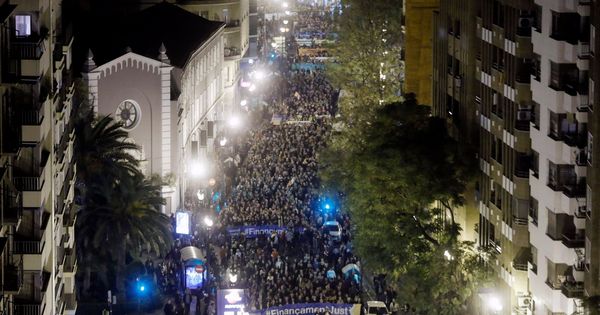 Foto: La manifestación por la reforma de la financiación autonómica ha reunido a 60.000 personas en Valencia, según los organizadores. (EFE)