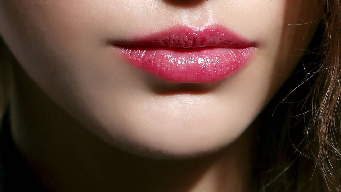 Además de preparar los labios, perfilar o sellar puede contribuir a que el maquillaje dure más tiempo. (Launchmetrics Spotlight)