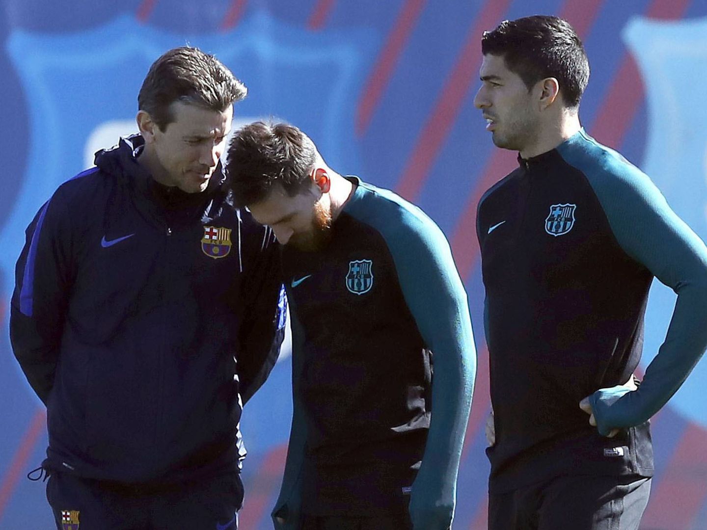 Unzué conversa con Messi en un entrenamiento. (EFE/Alberto Estévez)