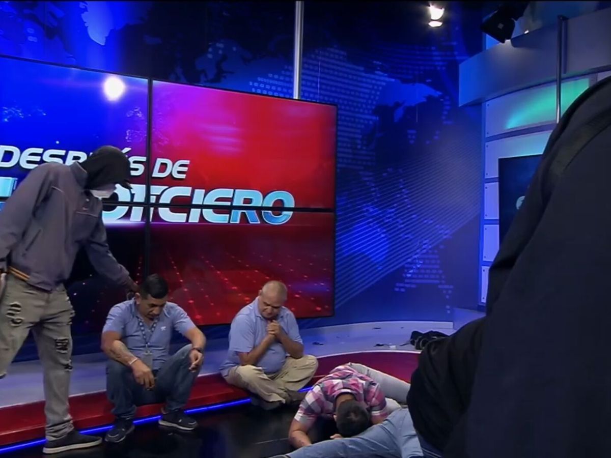 Foto: Encapuchados armados ingresan en un canal de televisión en Ecuador y someten al personal. (EFE)