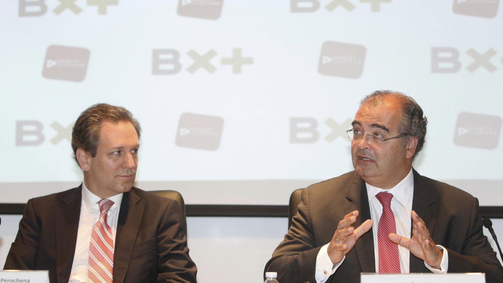 Foto: El presidente del Banco Popular de España, Ángel Ron (d), habla junto al titular del Banco Ve por Más, Antonio del Valle. (EFE)