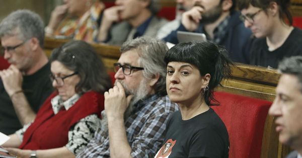 Foto: La diputada de la CUP Anna Gabriel (d), durante un pleno del Parlament. (EFE)