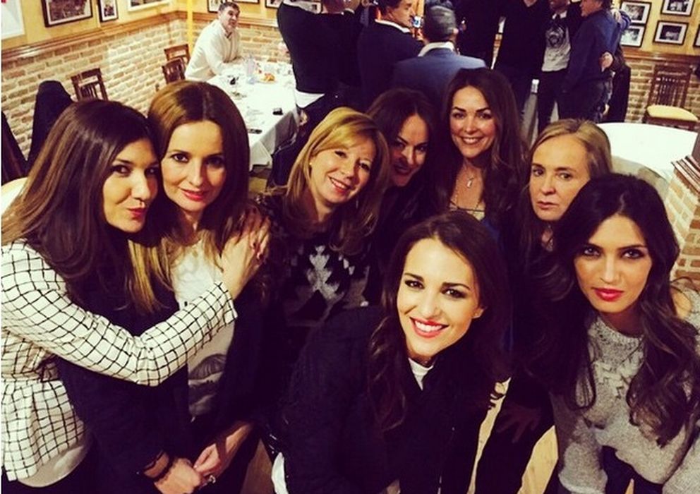 Foto: Paula Echevarría y Sara Carbonero (lado dcho. de la imagen) entre el grupo de amigas con las que almorzaron (Instagram)