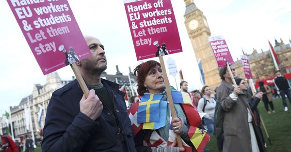 Foto: Dos británicos con pancartas en las que piden que los estudiantes y trabajadores de la UE puedan quedarse. (EFE)