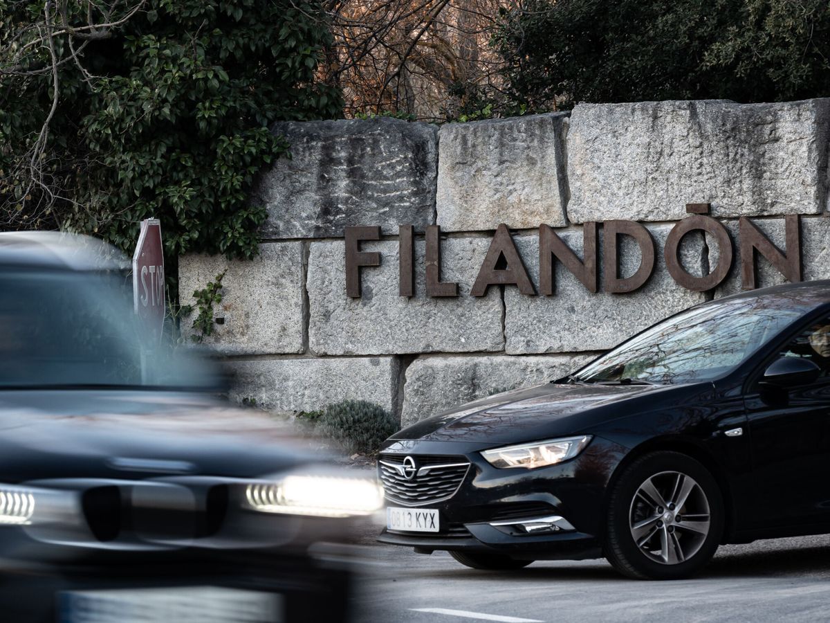 Foto: Un coche sale del restaurante Filandón. (Europa Press/Diego Radamés)