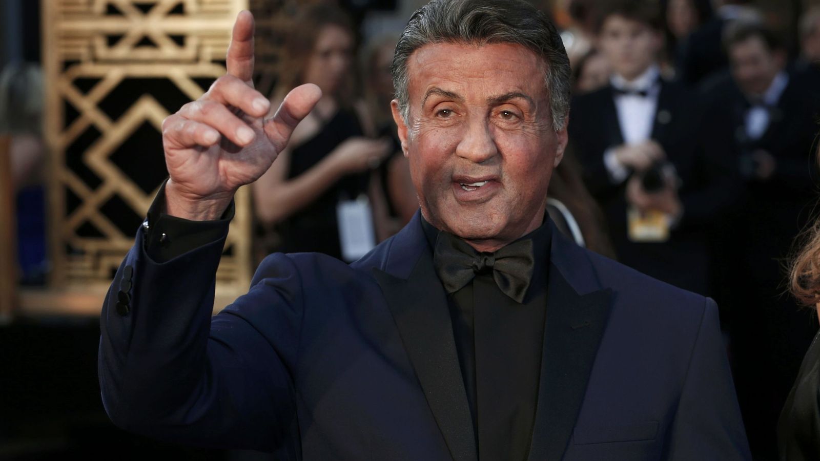Foto: Sylvester stallone, nominated for best supporting actor for his role in "creed", gestures as he arrives at the 88th academy awards in hollywood, california