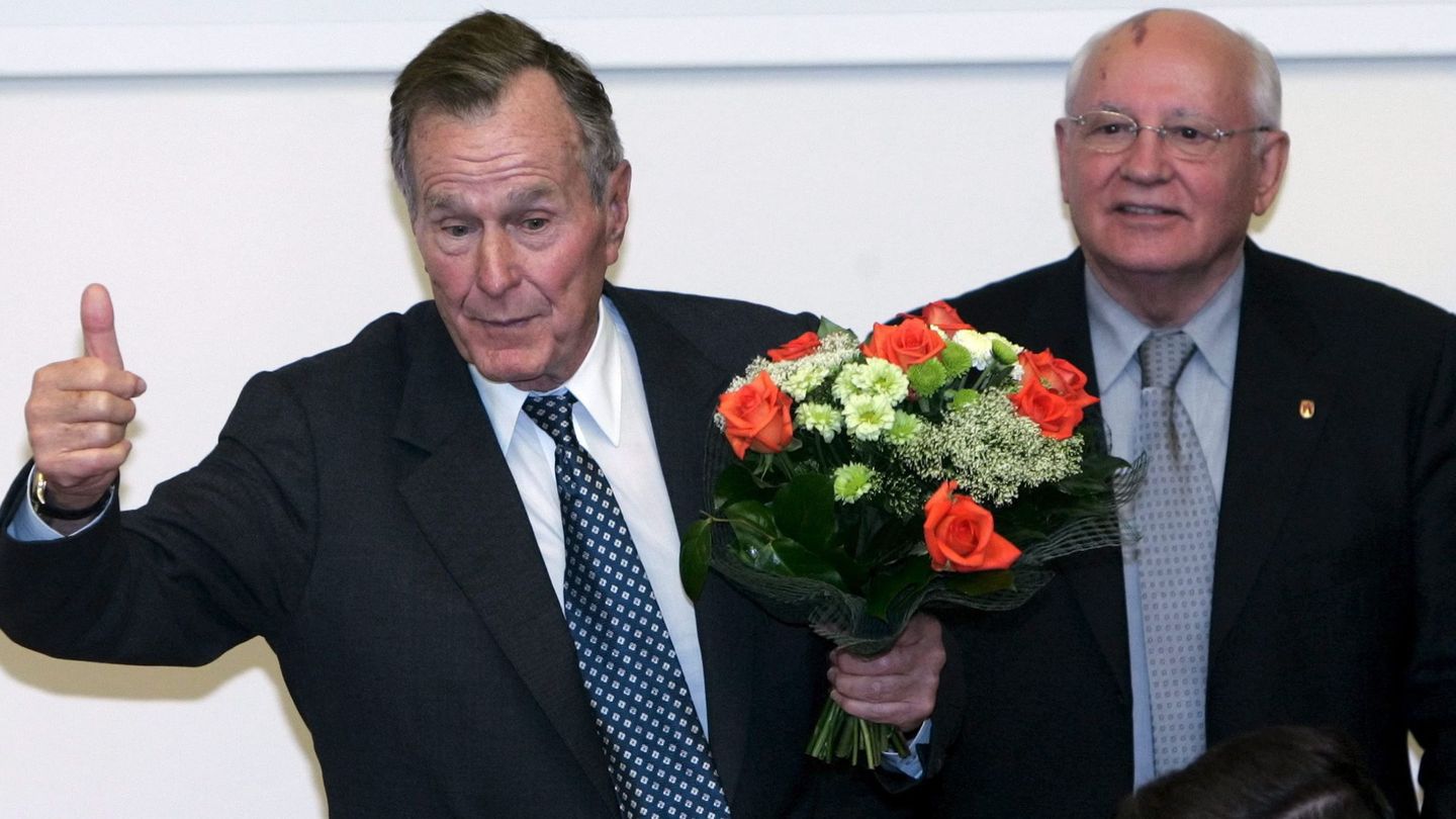 George H. W. Bush junto a Mikhail Gorbachov en una imagen de 2005. (EFE)