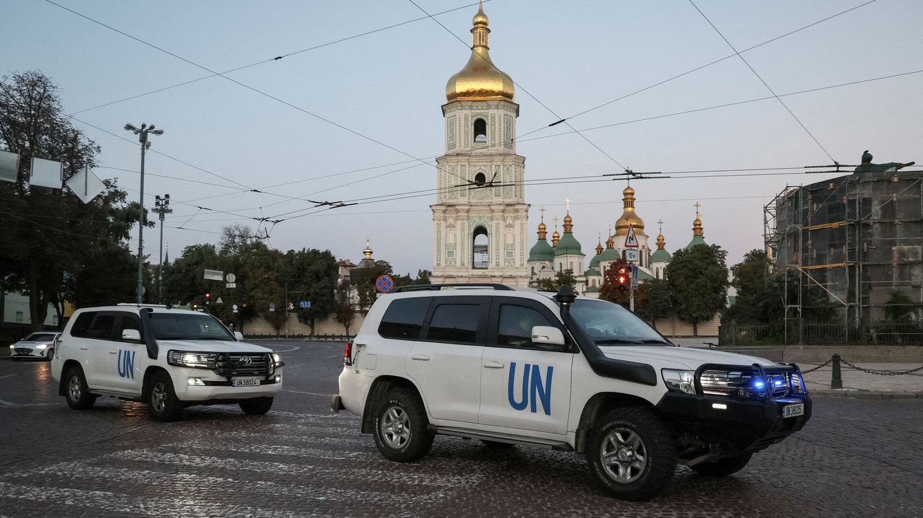Foto: Miembros de la OIEA en vehículos de la ONU, en su misión a Zaporiyia. (Reuters/Gleb Garanich)