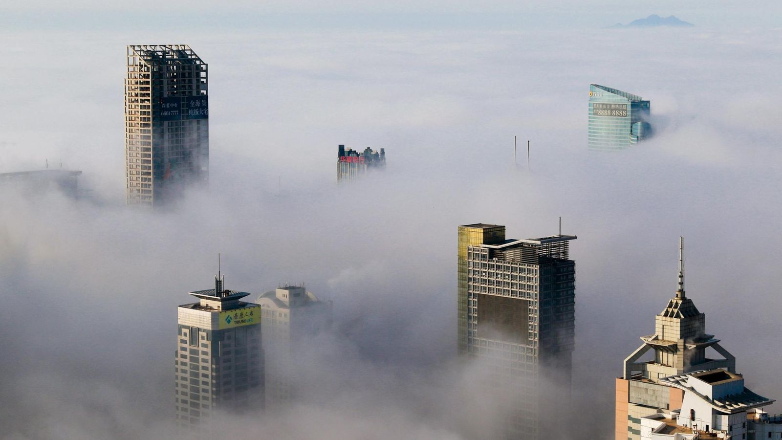 Foto: Edificios en medio de la niebla en Qingdao, China (Reuters)