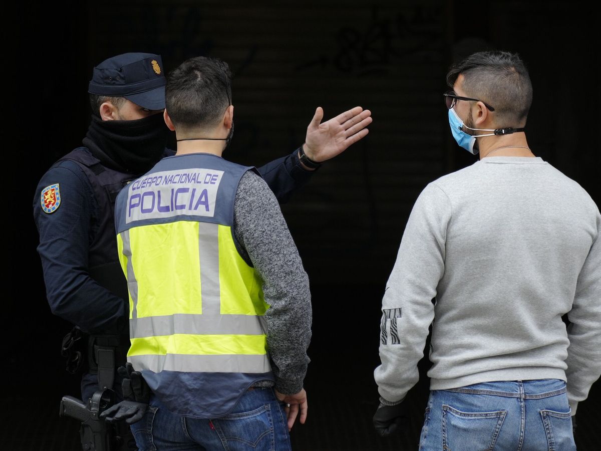 Foto: Un grupo de policías en Barcelona. (EFE/Enric Fontcuberta)