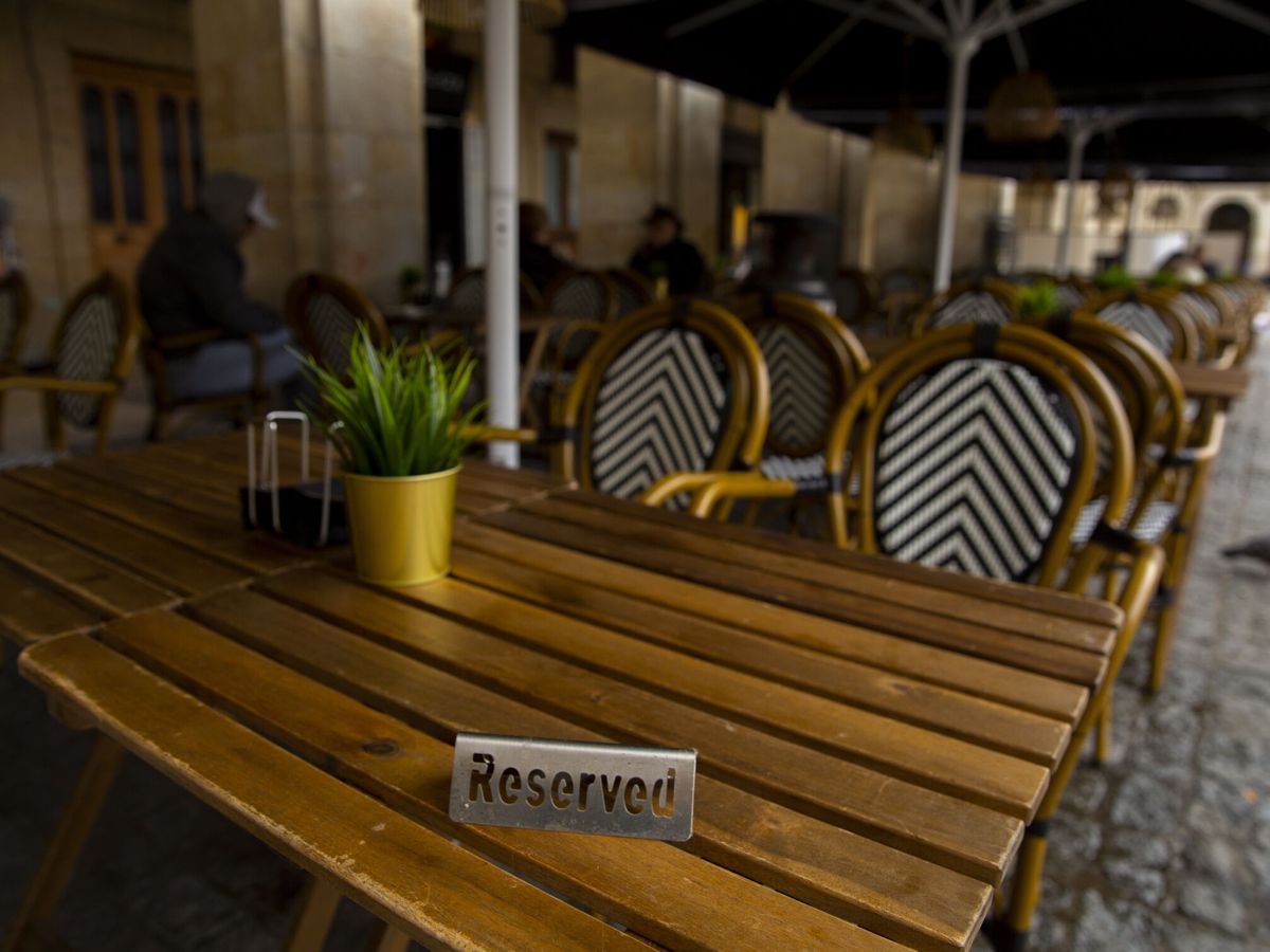 Foto: Una mesa reservada en Vitoria. (EFE/David Aguilar)