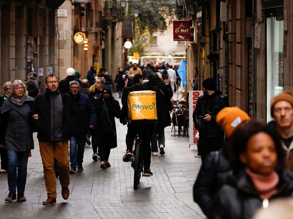 Foto: Un repartidor de Glovo, en Barcelona. (Reuters/Albert Gea)