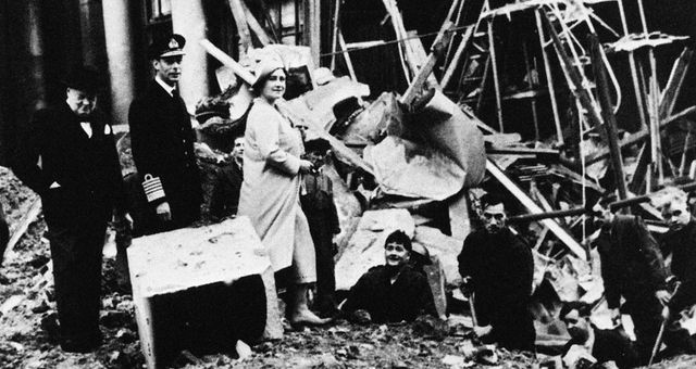 Los Reyes, tras un bombardeo en Londres en 1940. (Cordon Press)