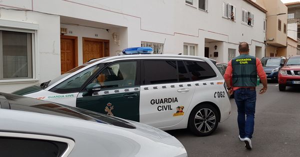 Foto: La Guardia Civil realiza un registro en un domicilio particular (Efe)