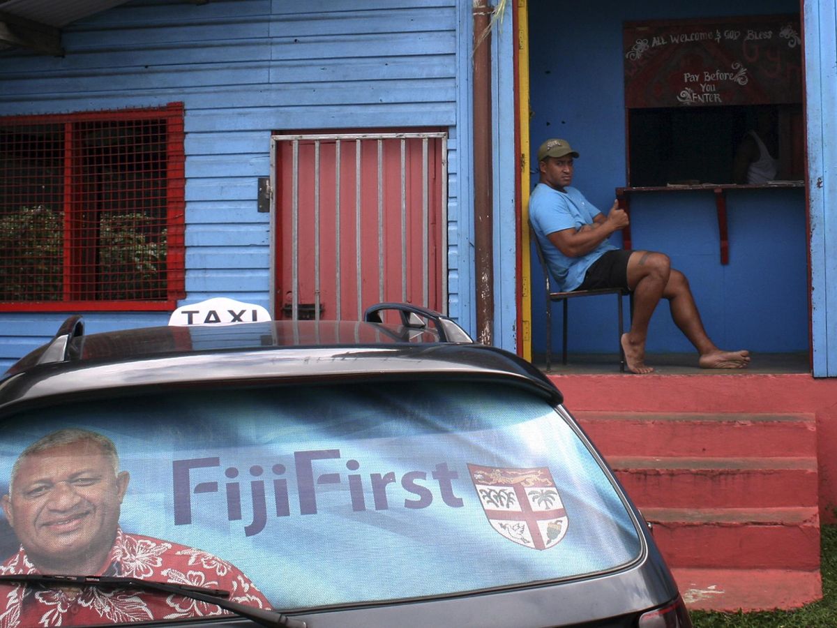 Foto: Un barrio de Fiyi, en una imagen de archivo, donde aparece un cartel electoral de Frank Voreqe Bainimarama. (Reuters)
