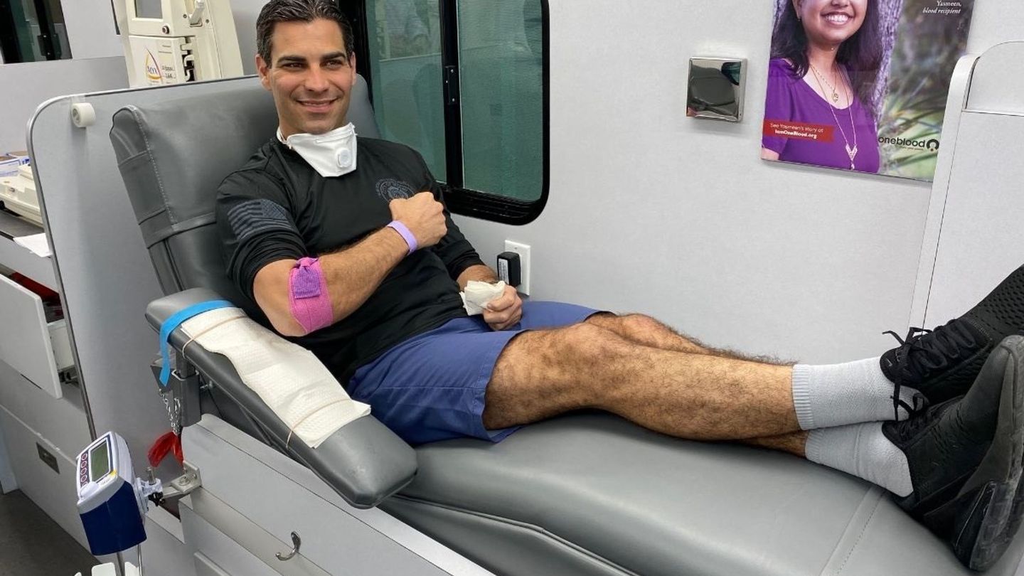 El alcalde de Miami donando sangre después de pasar el Covid-19. (Foto: EFE)