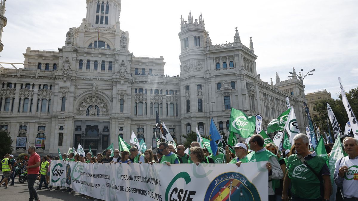 Unos 17.000 funcionarios salen a la calle en Madrid para exigir al Gobierno una subida salarial