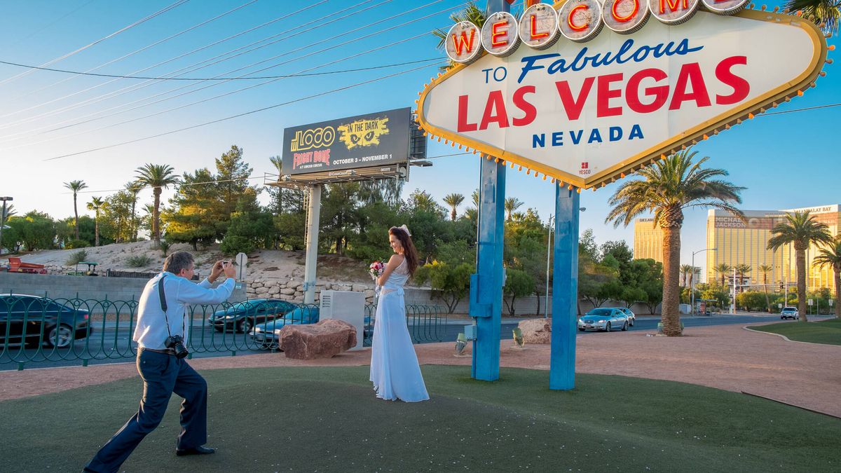 Una mujer decide contraer matrimonio en Las Vegas con el color rosa