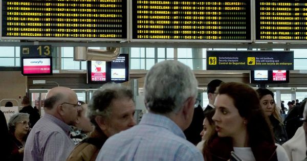 Foto: Unos viajeros esperan en la zona de salidas del Aeropuerto Tenerife Norte. (EFE)