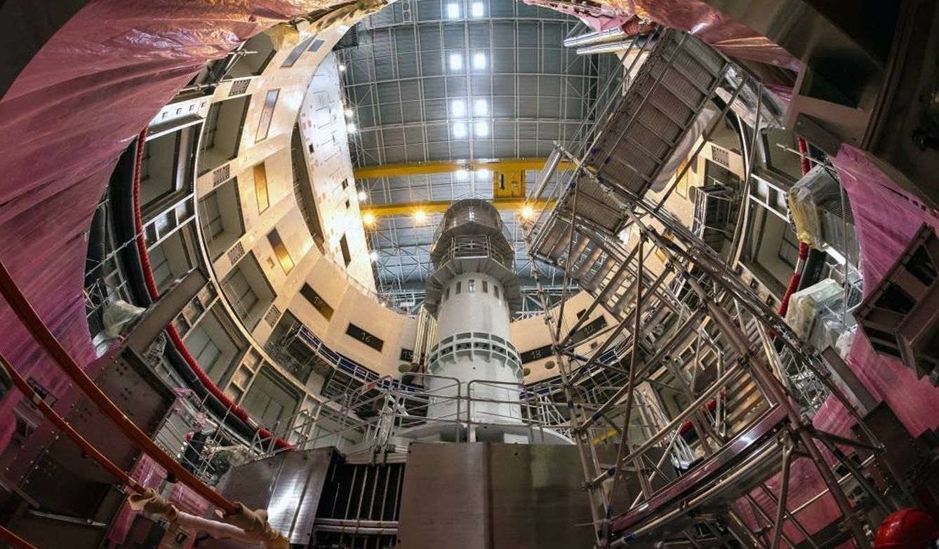 La columna central del tokamak en el pozo del reactor ITER.
