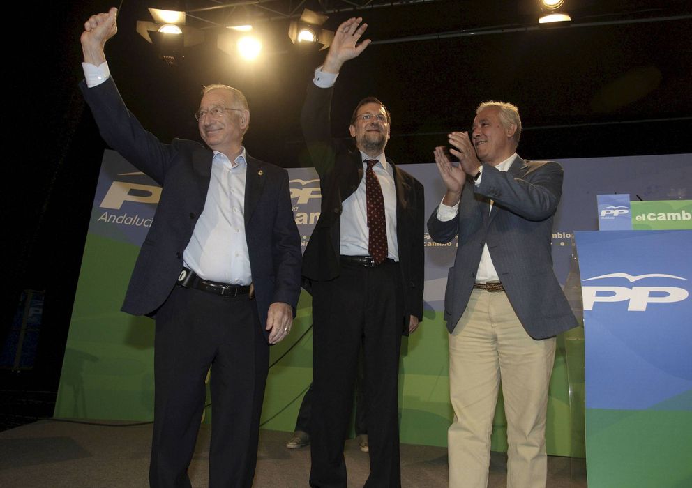 Foto: Gabriel Amat (izquierda), junto a Mariano Rajoy y Javier Arenas, en 2008. (Efe)