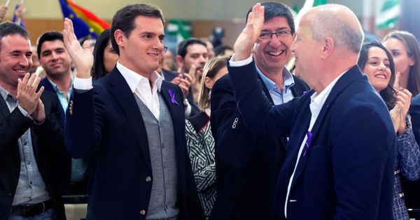 Foto: Javier Imbroda palmea la mano de Albert Rivera, en un mitin organizado en Málaga el pasado 25 de noviembre. (EFE)