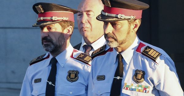 Foto: El que fuera jefe de los Mossos d'Esquadra, Josep Lluis Trapero (d), a su llegada a la Audiencia Nacional en junio de 2017. (EFE)
