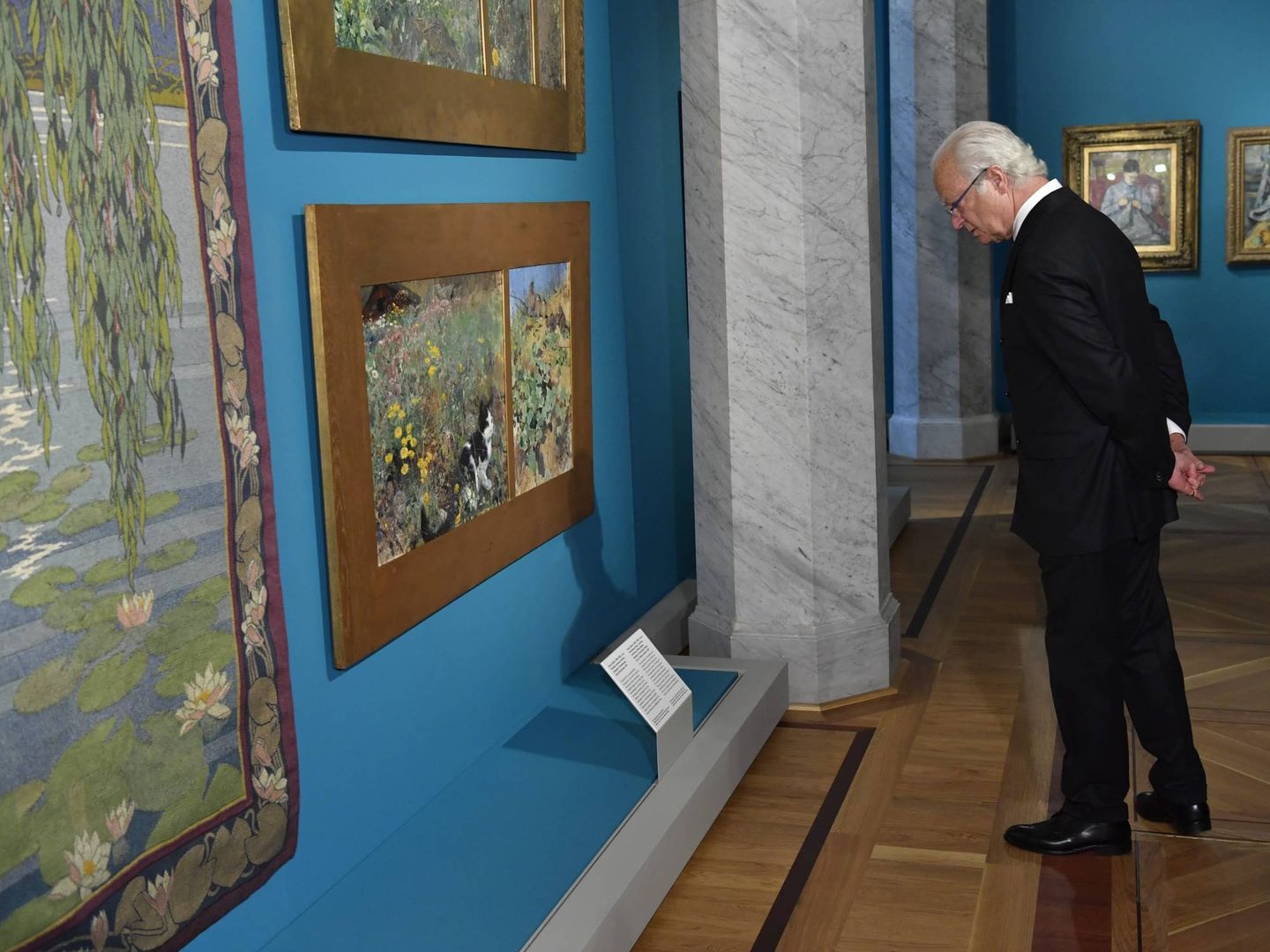 El rey Carlos Gustavo, disfrutando de la exposición. (Cordon Press)