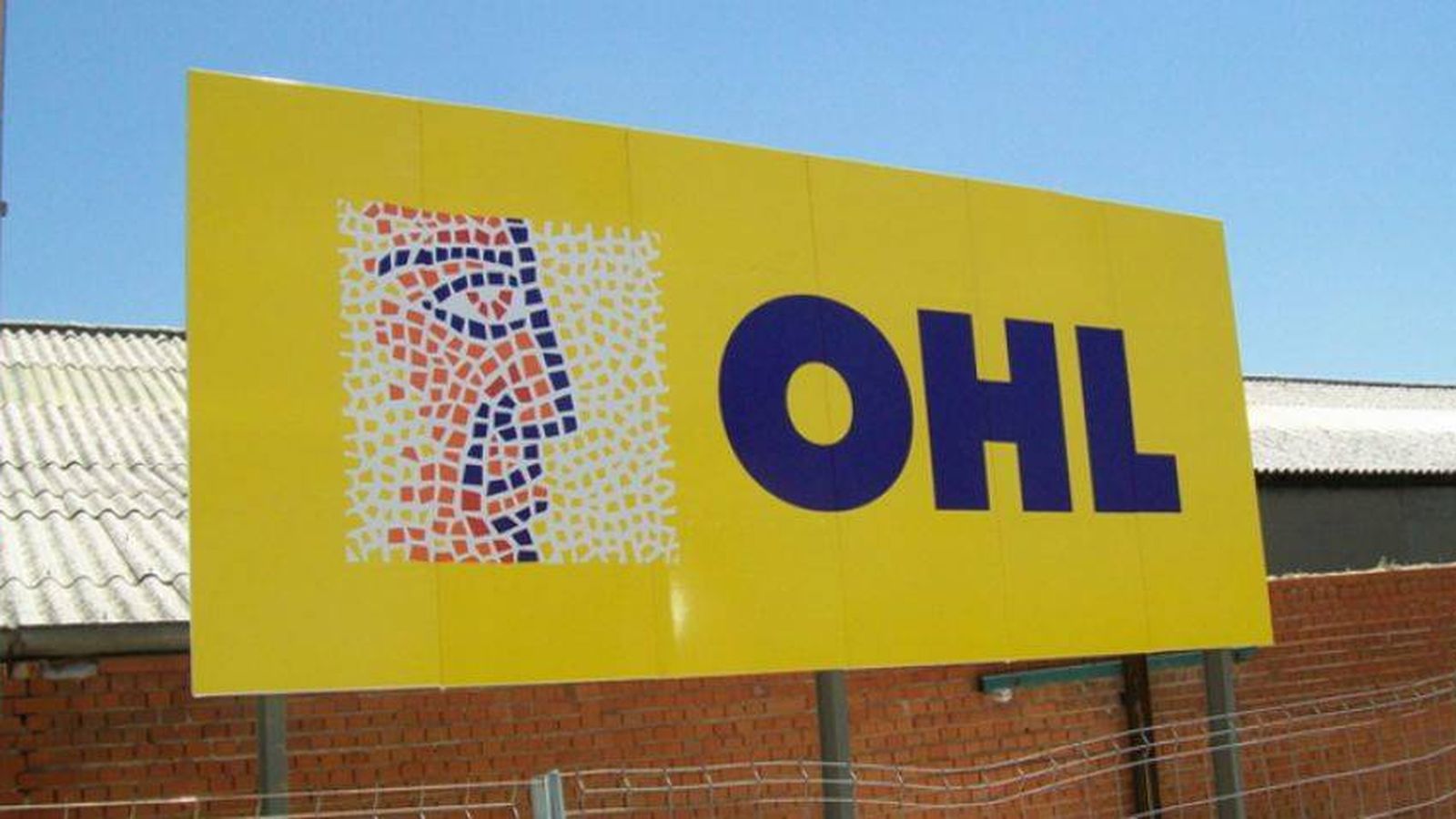Foto: Valla publicitaria con el logo de OHL. (EFE)