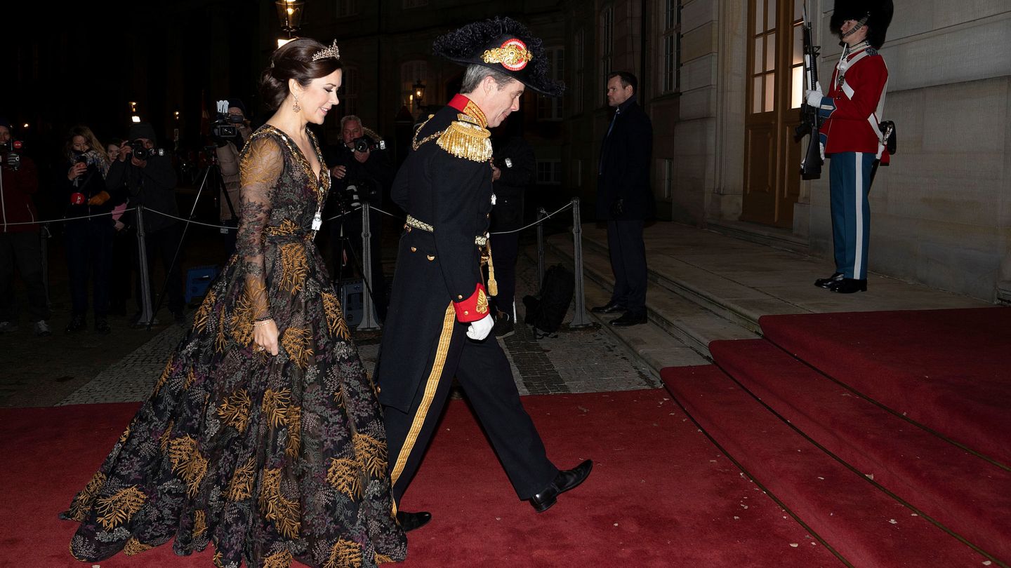 Federico y Mary, llegando a la cena de gala de Año Nuevo. (Reuters)