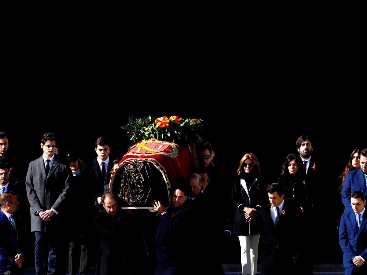 Foto: Familiares de Francisco Franco portan el féretro con los restos mortales del dictador tras su exhumación, el pasado octubre. (EFE)