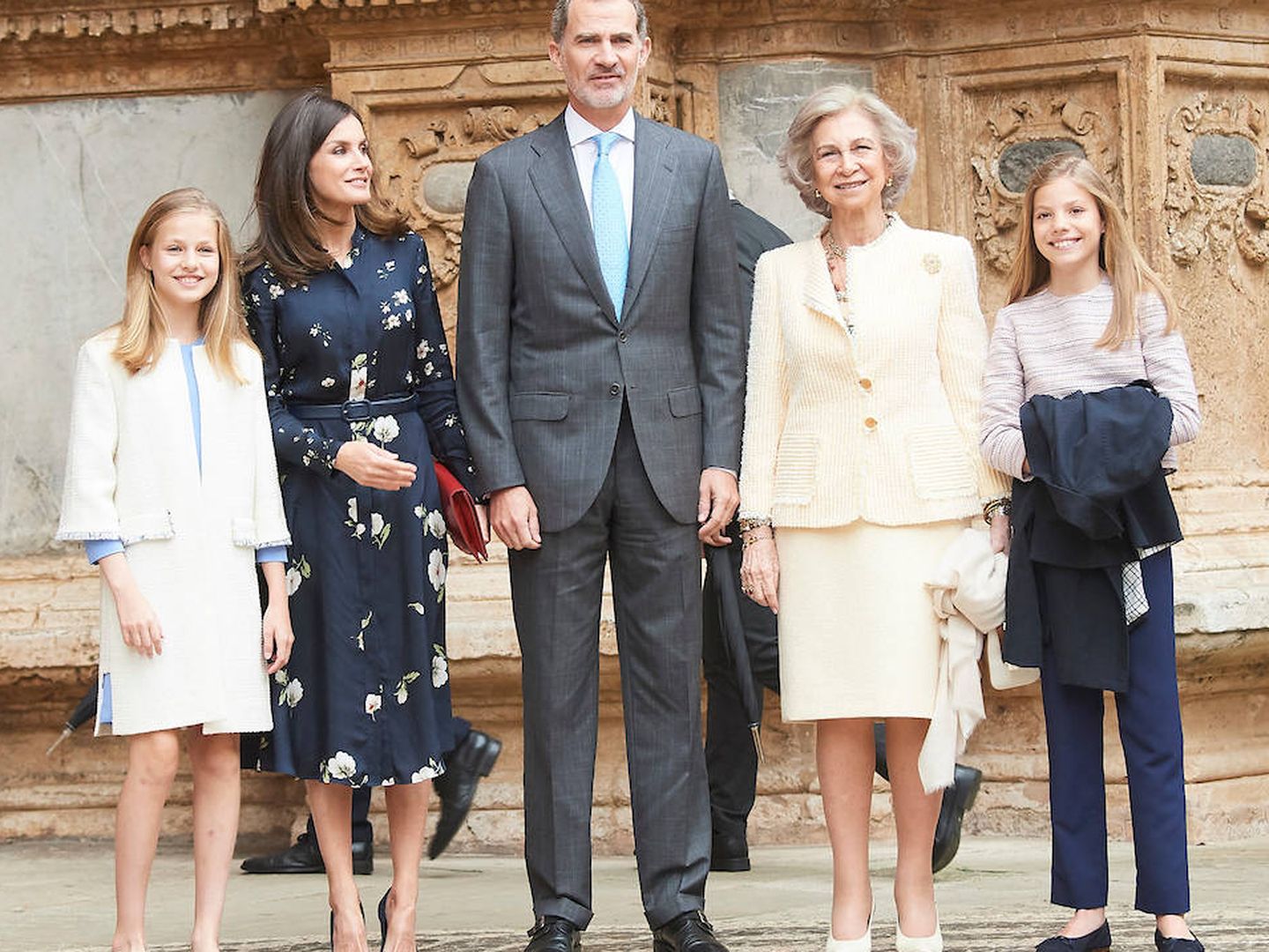 Los Reyes de España junto a sus hijas y la Reina emérita a la llegada a la catedral de Palma. (Limited Pictures)