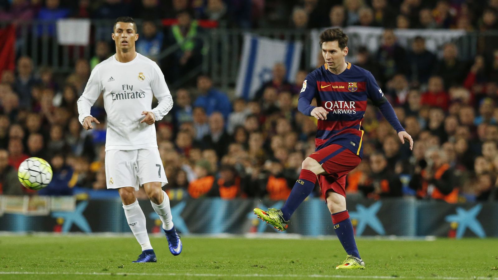 Foto: Cristiano Ronaldo y Messi, durante un Clásico (Reuters)