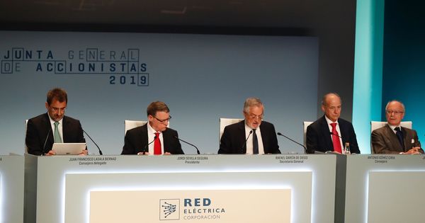 Foto: El presidente de Red Eléctrica, Jordi Sevilla (2i), junto al secretario general, Rafael García de Diego (c); el consejero delegado, Juan Francisco Lasala (i). (EFE)