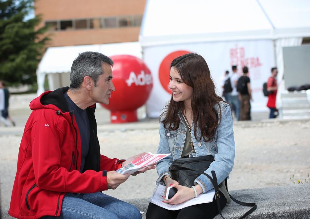 Foto: Enrique Sánchez, presidente de Adecco, asesorando a una joven. (Adecco)