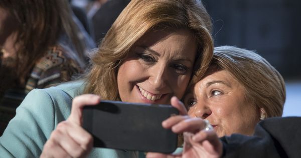 Foto: La presidenta andaluza, Susana Díaz, se hace un selfi con la asistente a un acto. (EFE)