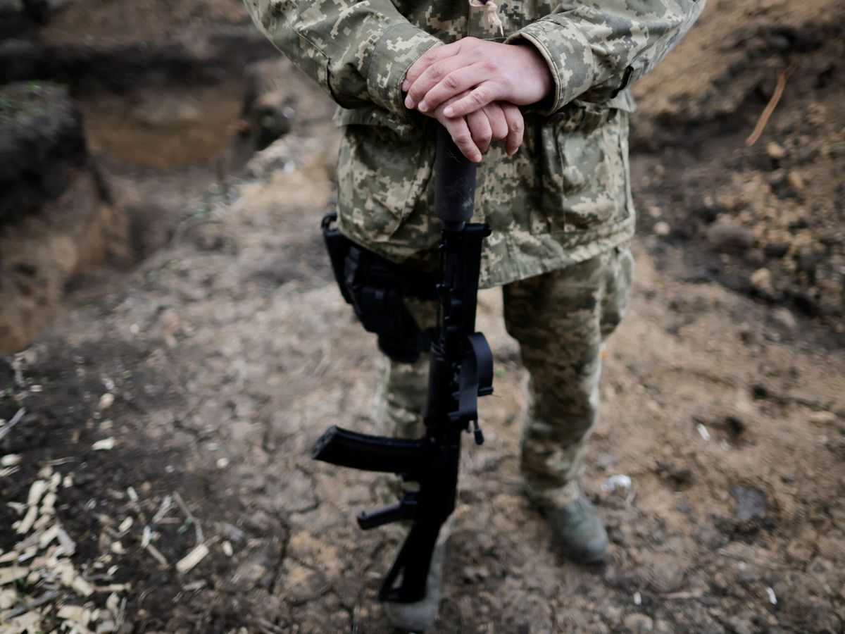 Foto: Un oficial ucraniano en Zaporiyia. (Reuters/ Ueslei Marcelino)