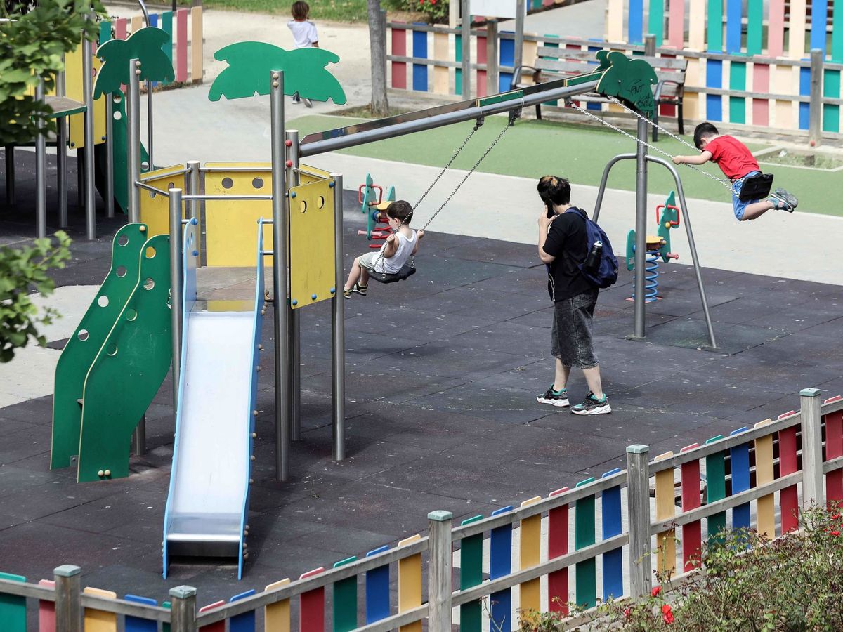 Foto: Varios niños juegan en un parque infantil. (EFE)